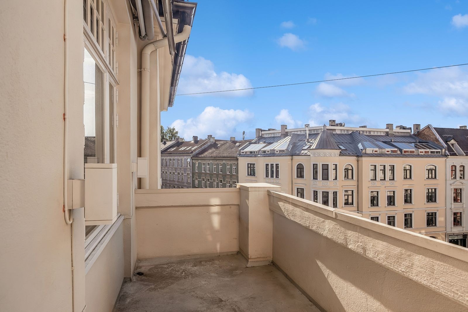 I tillegg har den svært god internbeliggenhet i toppetasjen, på hjørnet av bygget. Galleribilde