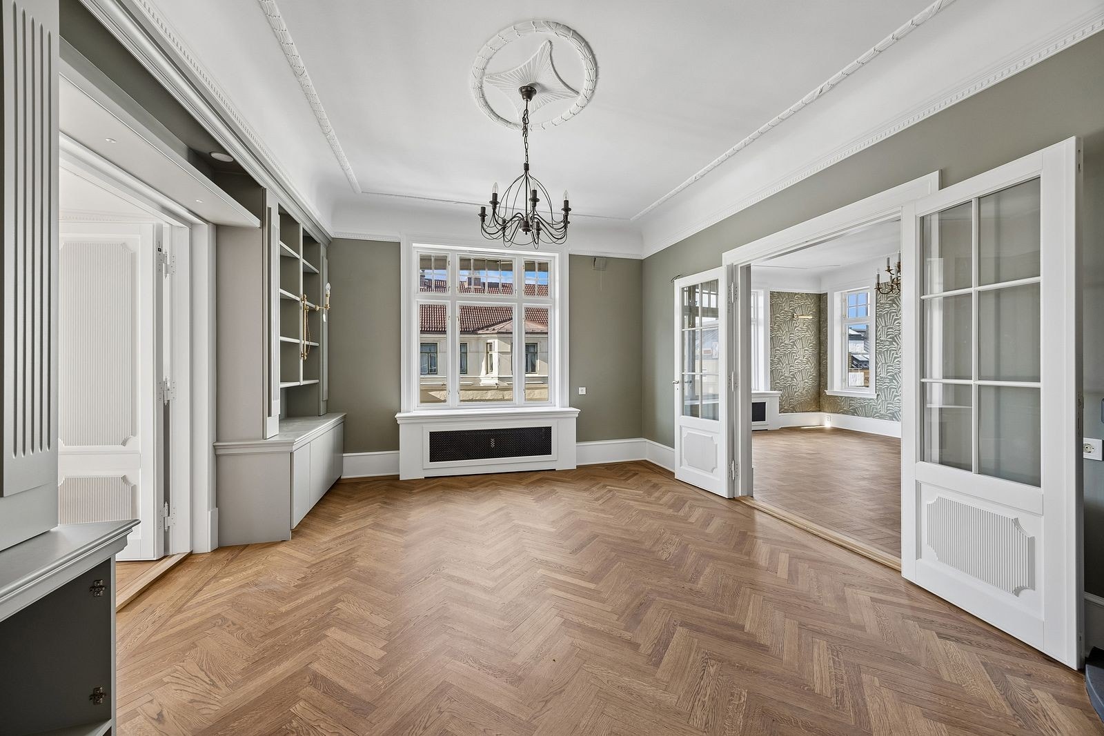 Leiligheten er en klassisk leilighet med lekre detaljer, store rom og god takhøyde. Galleribilde