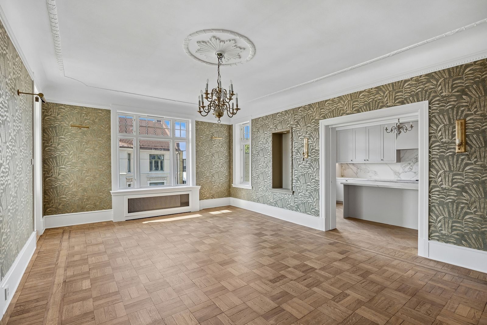Takhøyden og de store vinduene sørger for at leiligheten er svært lys og luftig. Galleribilde