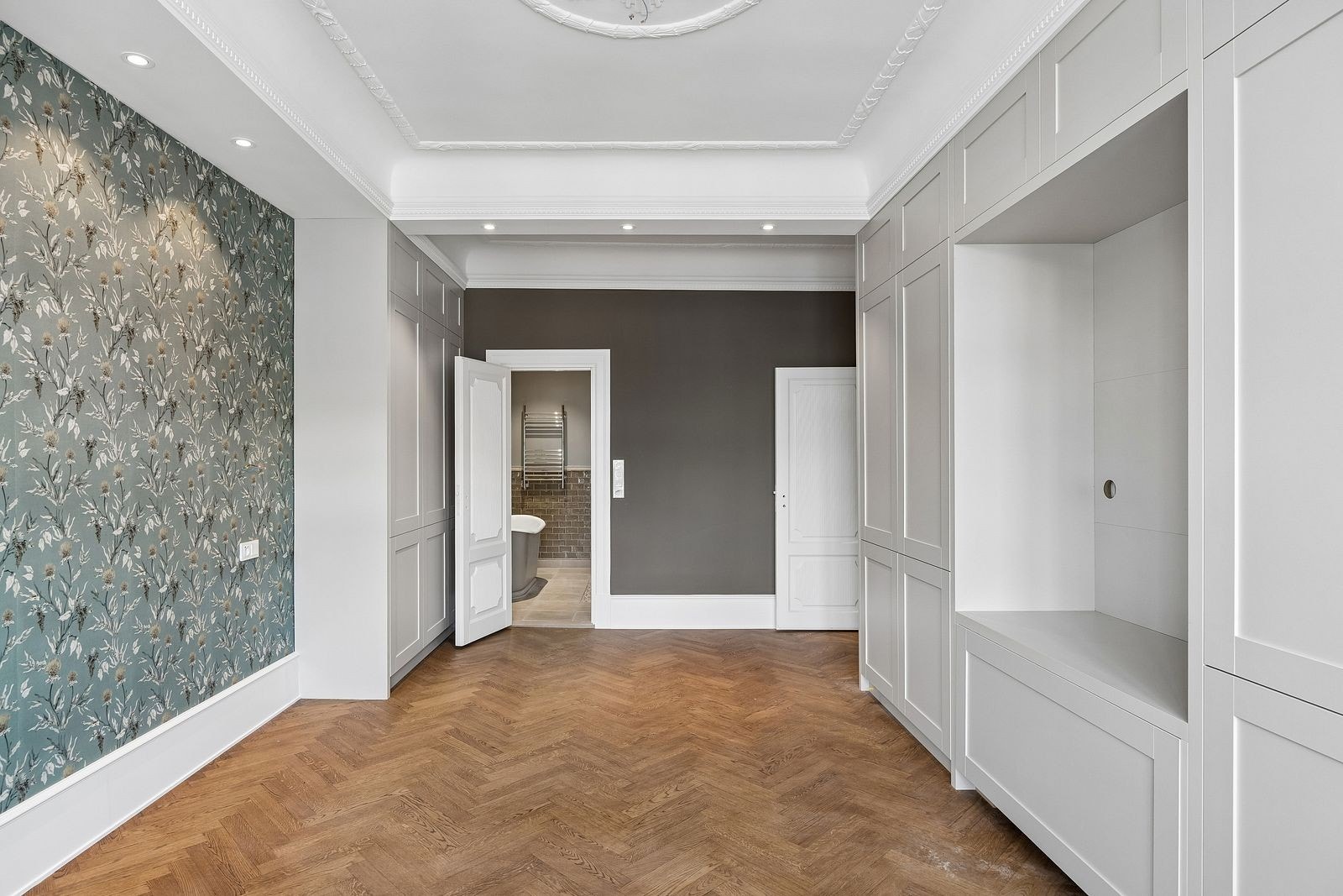 Hovedsoverommet har også en fin plassbygd garderobe. Galleribilde