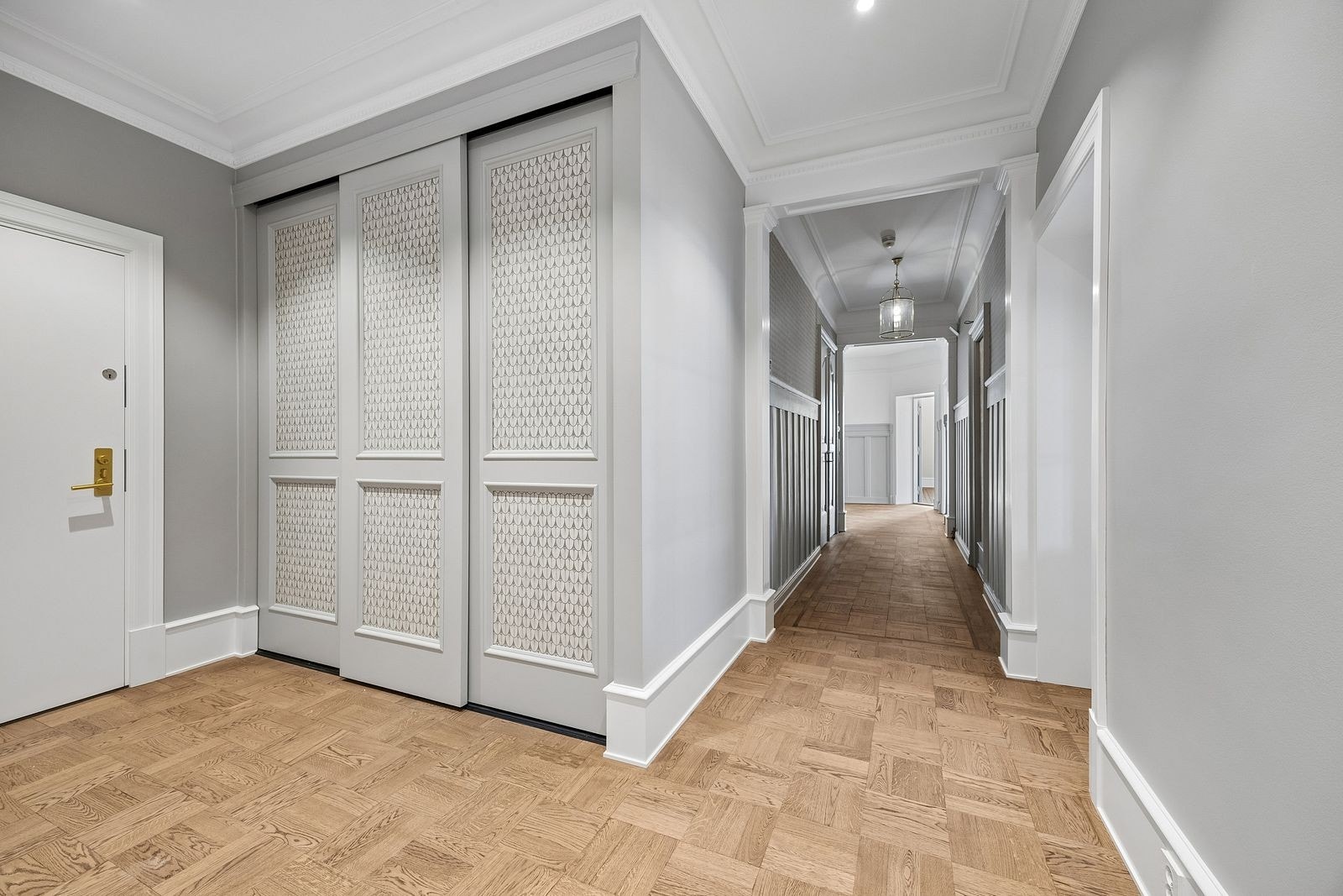 Romslig entré med plassbygd garderobe. Galleribilde