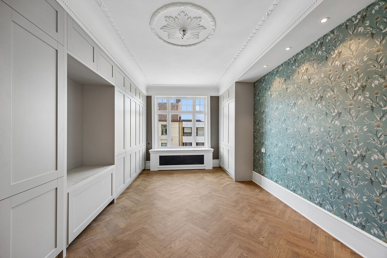Leiligheten har store fine rom med flotte detaljer. Galleribilde