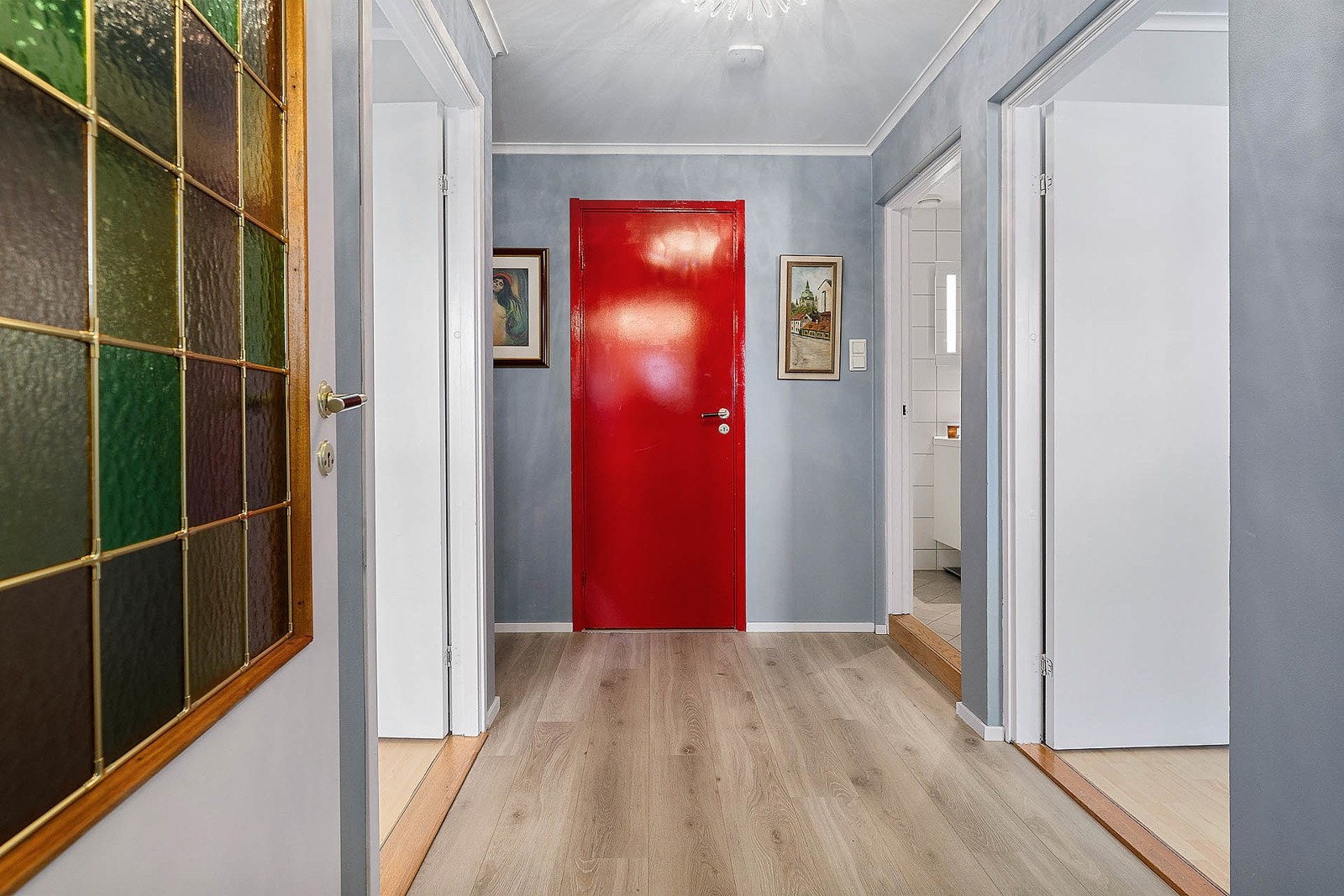 Vindfanget i boligen byr på god plass til å henge fra seg yttertøy og sette fra seg sko. Galleribilde
