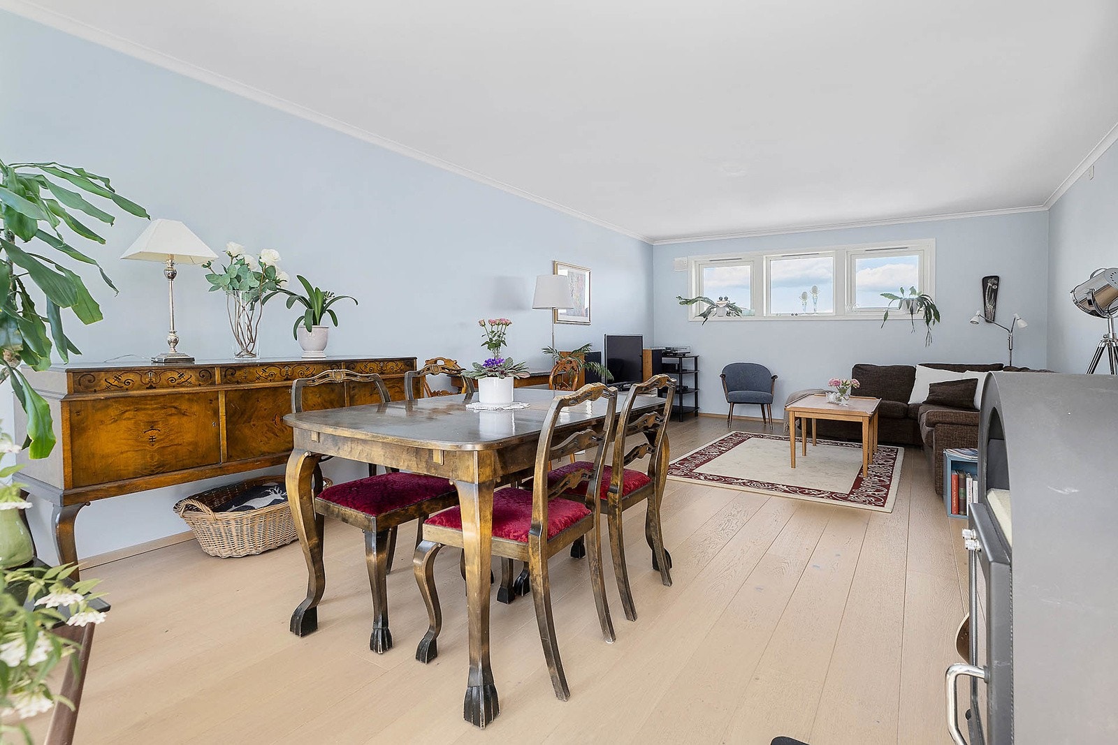 Stuen har god plass til både stor sofagruppe og stort spisebord. Galleribilde