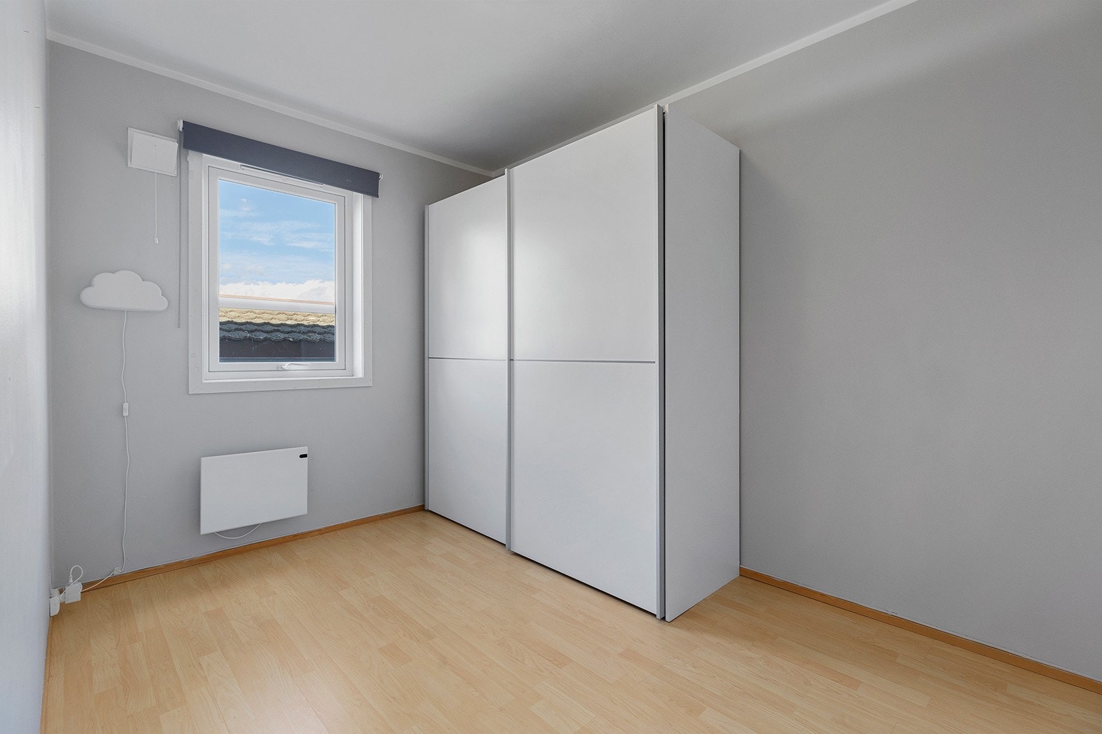Soverom 3 i 1. etasje har god plass til seng, nattbord og garderobeløsninger. Galleribilde