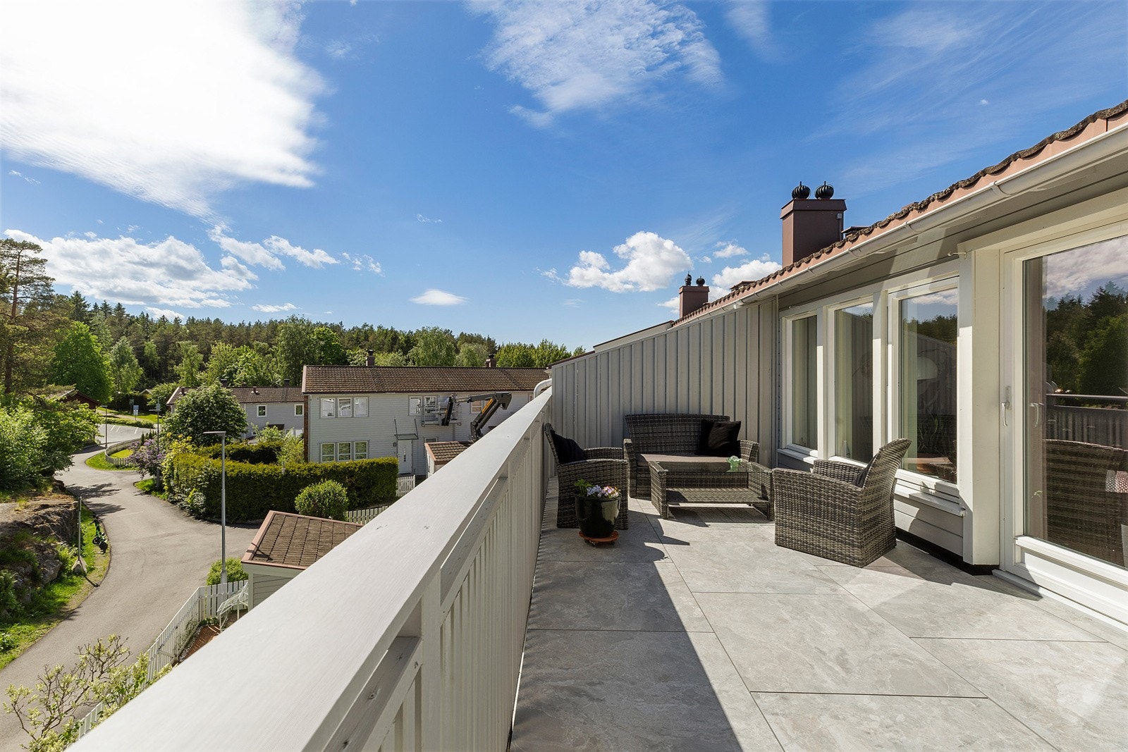 Stor sydvendt terrasse på 17 kvm med gode solforhold. Galleribilde