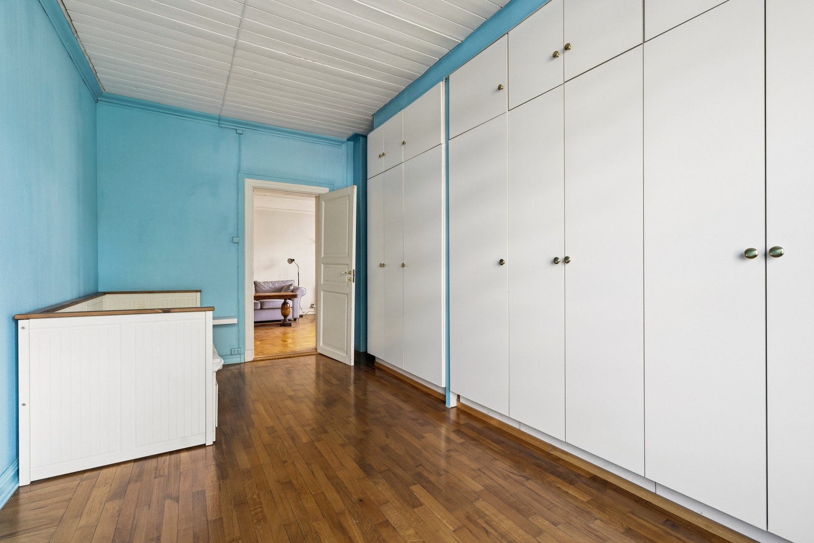 Soverom II med garderobe langs hele den ene veggen. Galleribilde