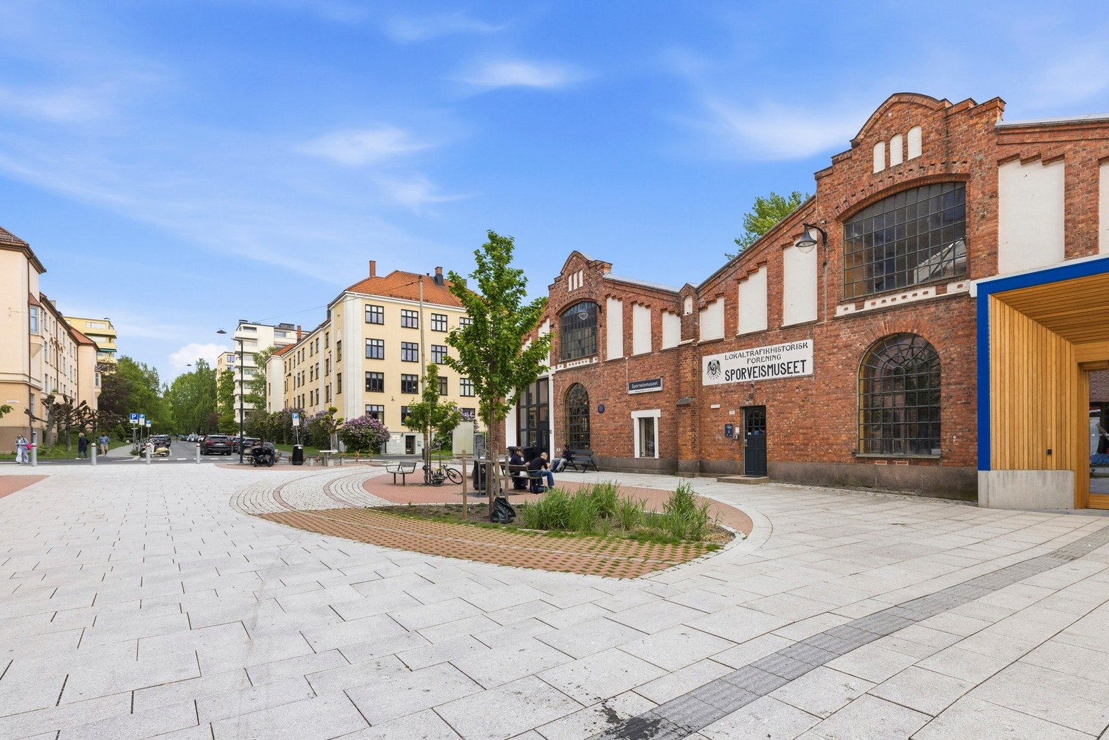 Rett over gaten er Trikkestallen på Majorstuen, en ikonisk bygning som i dag huser et museum for Oslo Sporveier. Det er også satt opp et bordtennisbord på gårdsplassen utenfor som fritt kan benyttes av beboere i området. Galleribilde
