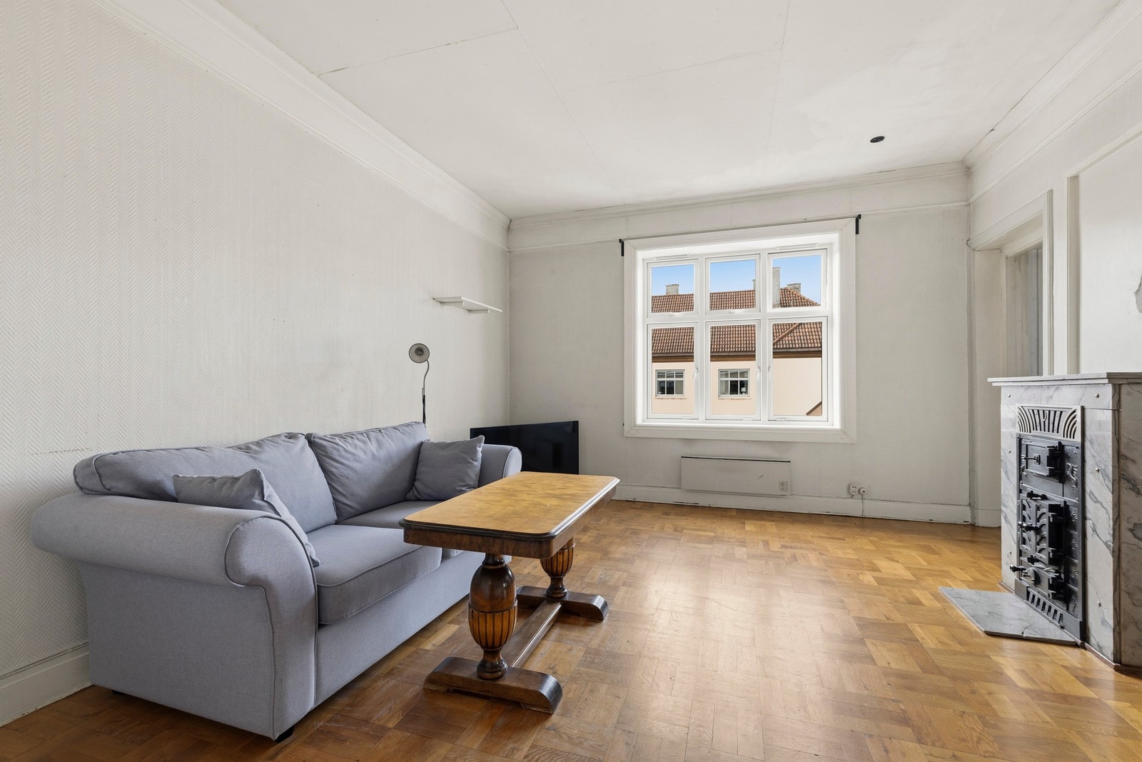 Stue, etter renovering bør det være mulig å få plass til både sofagruppe og spisebord. Galleribilde