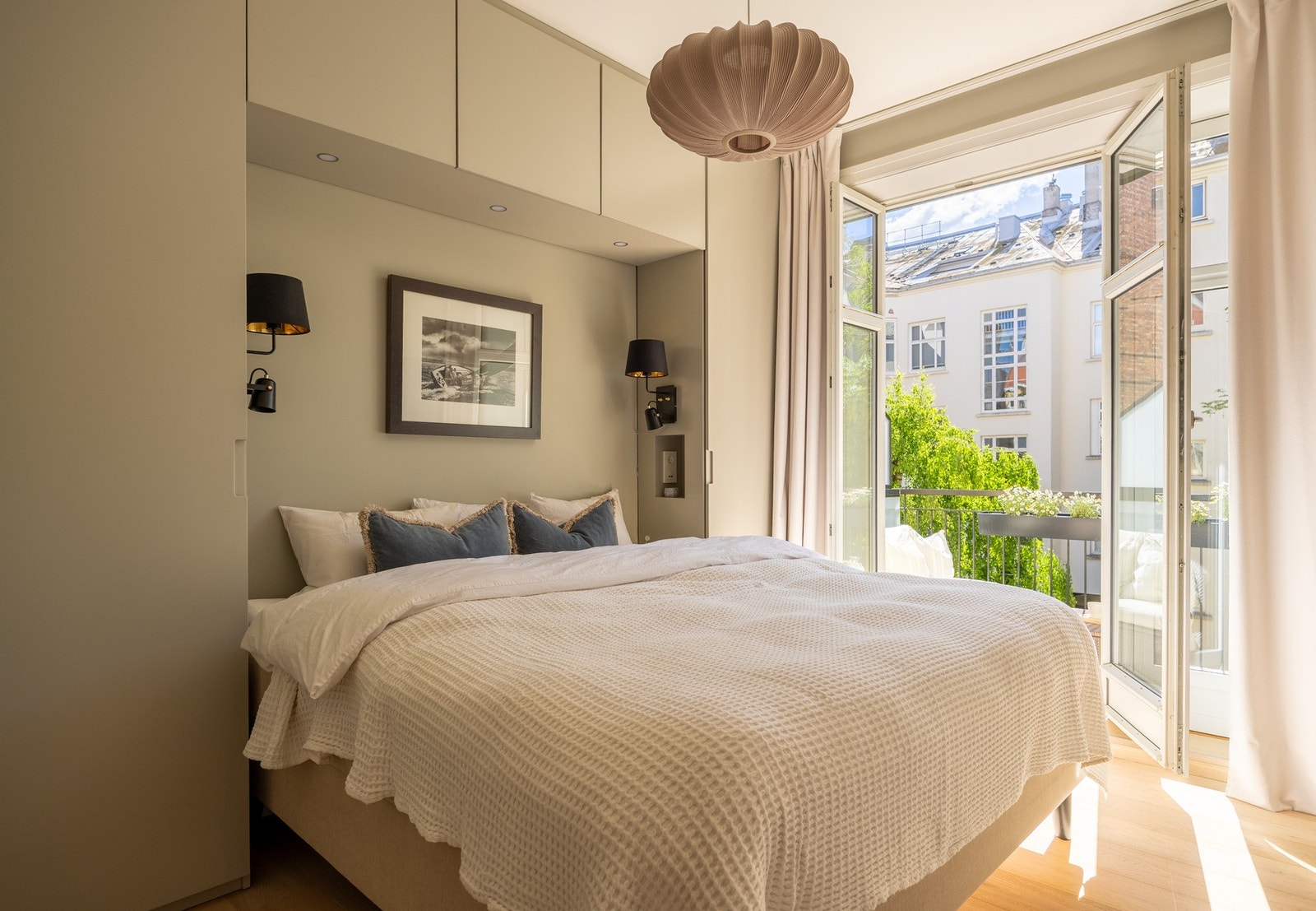 Leiligheten har både morgensol og kveldssol på hver sin balkong, og dermed sol gjennom store deler av dagen. Galleribilde