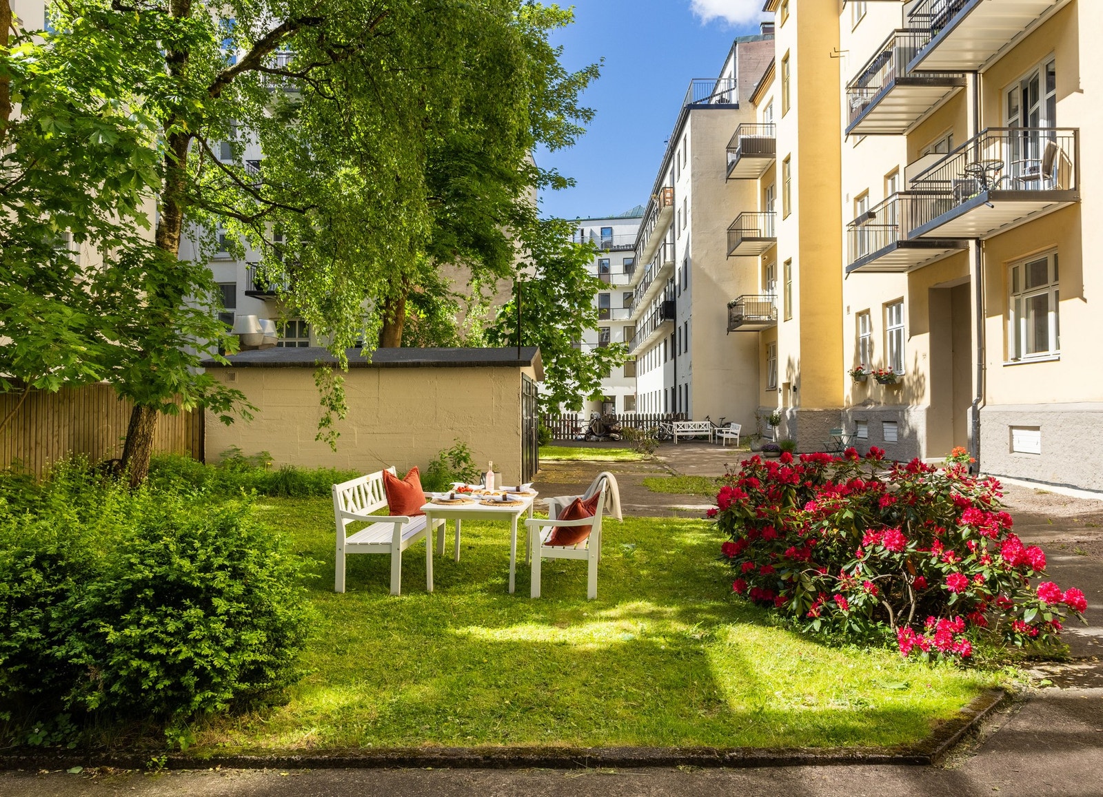 Hyggelig felles bakgård opparbeidet med sittegruppe. Galleribilde