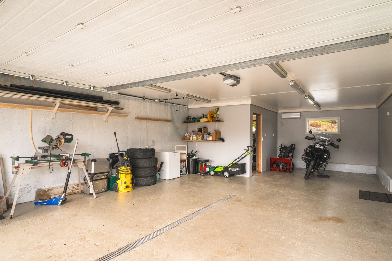 Den har plass til 2 biler og oppbevaring. Det er i tillegg verksted. Galleribilde
