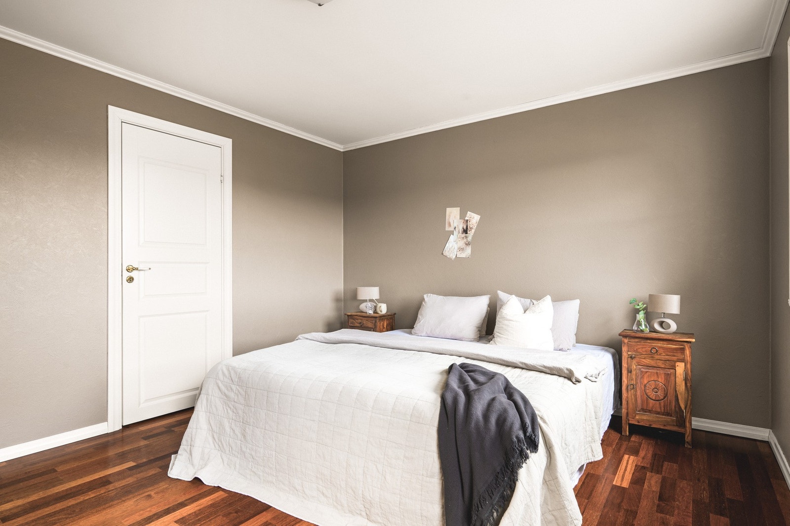 Her er det god plass til dobbeltseng, nattbord og garderobe. Galleribilde