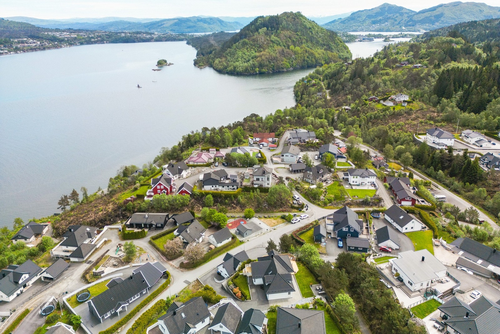 Med fjellene i ryggen og sjøen i front ligger forholdene godt til rette for et aktivt friluftsliv året rundt. Galleribilde