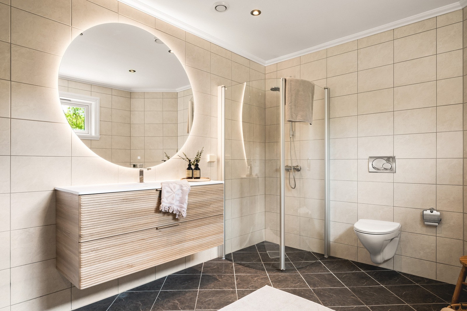 Badet er veldig romslig og har god plass til familien. Galleribilde