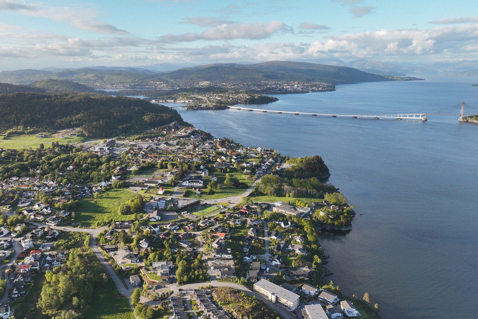Kollektivtilbudet i området gjør det enkelt å pendle både til Bergen og øvrige områder i regionen. Galleribilde