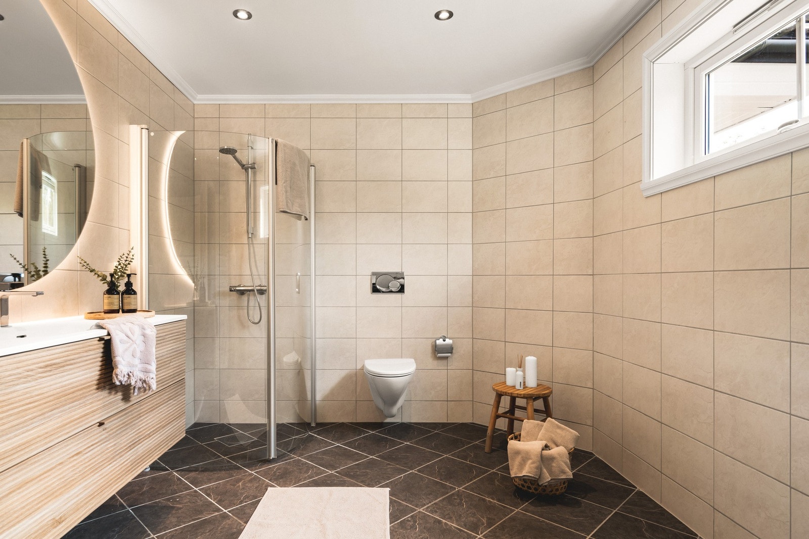 Badet i etasjen måler 10 kvm. Galleribilde