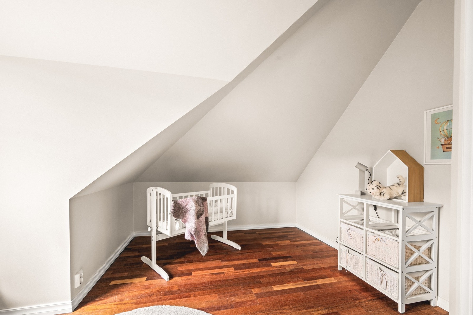 Det er plass til seng, nattbord og garderobe. Galleribilde