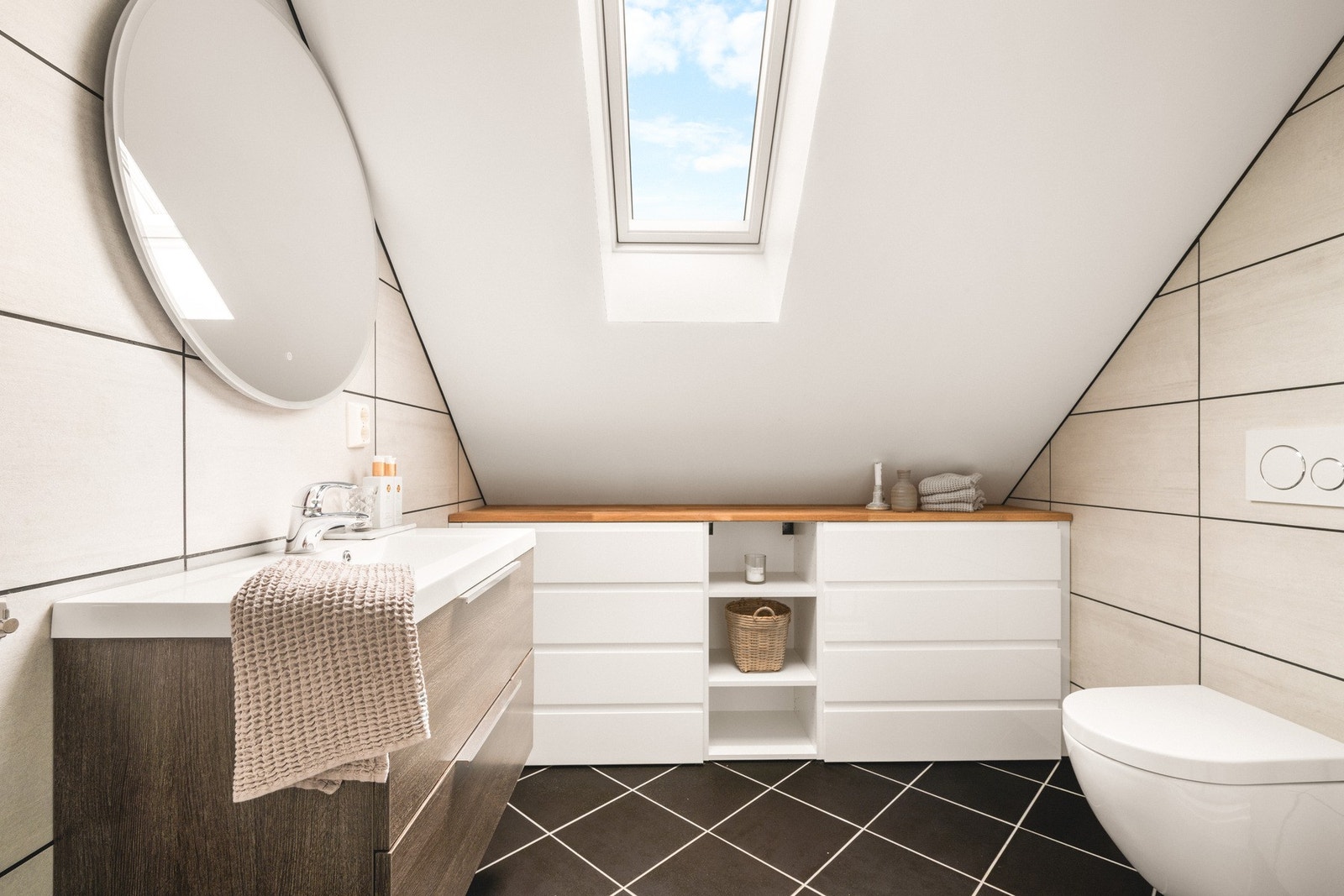 Badet måler 3,6 kvm og har flislagte vegger og gulv, samt varmekabler. Galleribilde