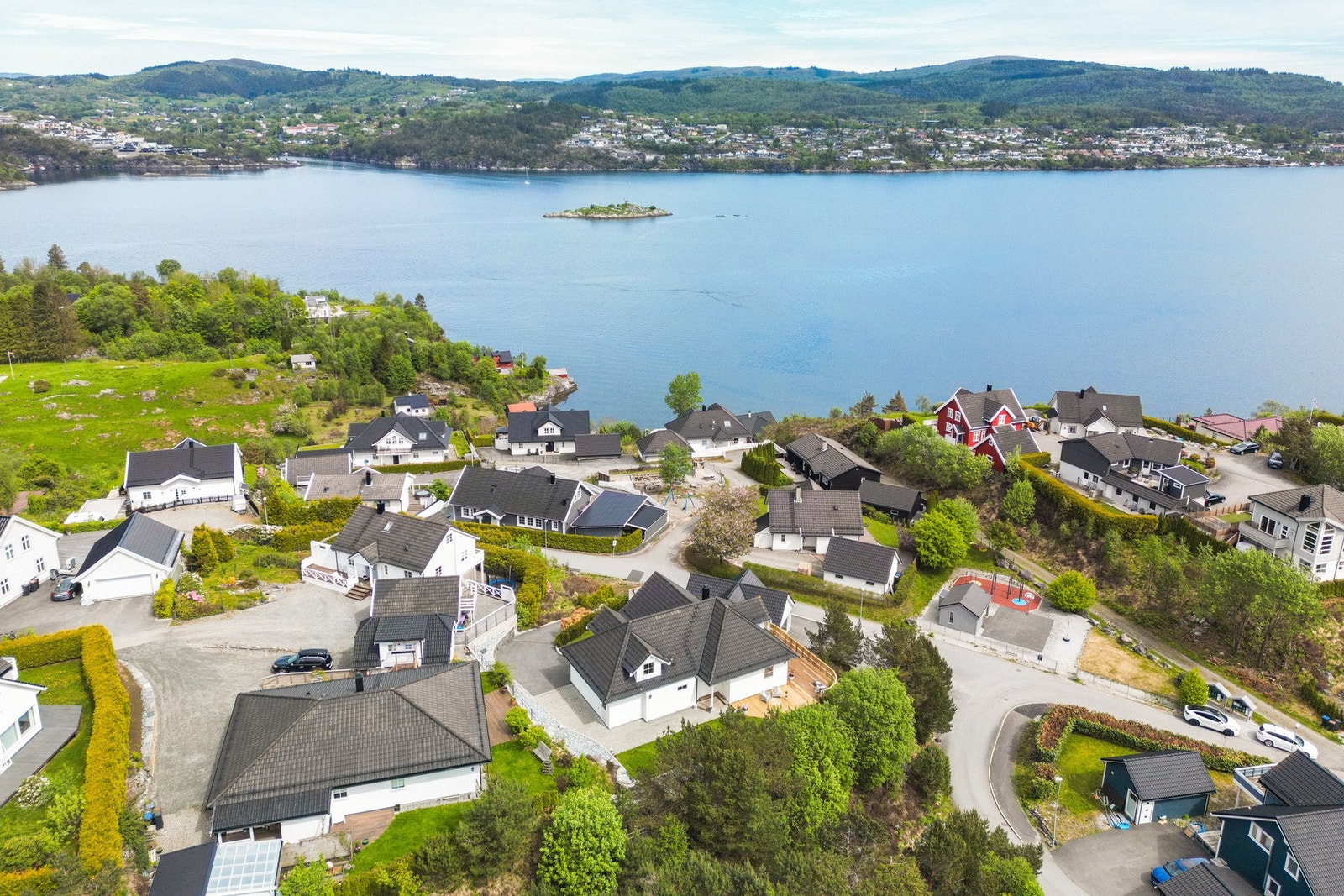 Her bor man skjermet og fredelig med kort vei til både skoler, barnehager, servicetilbud og flotte naturområder. Galleribilde
