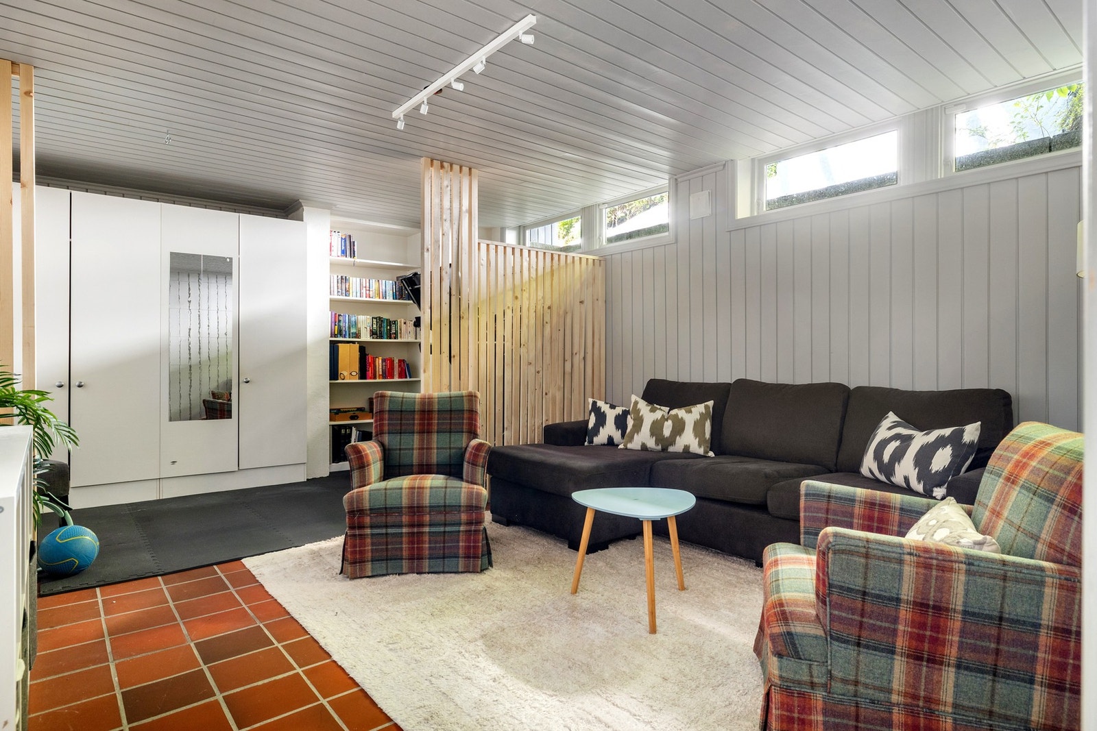 Rom innredet med treningsapparater og sofa. Rommet er ikke godkjent som rom for varig opphold hos plan og bygningsetaten. Eventuell bruksendring må søkes. Galleribilde