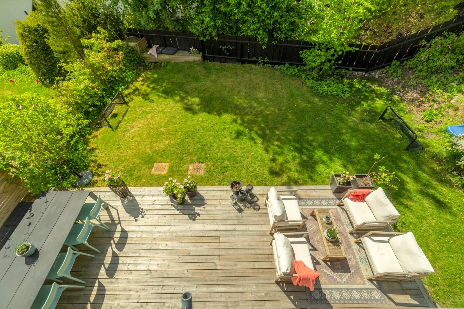 Utsyn mot hagen fra veranda. Galleribilde