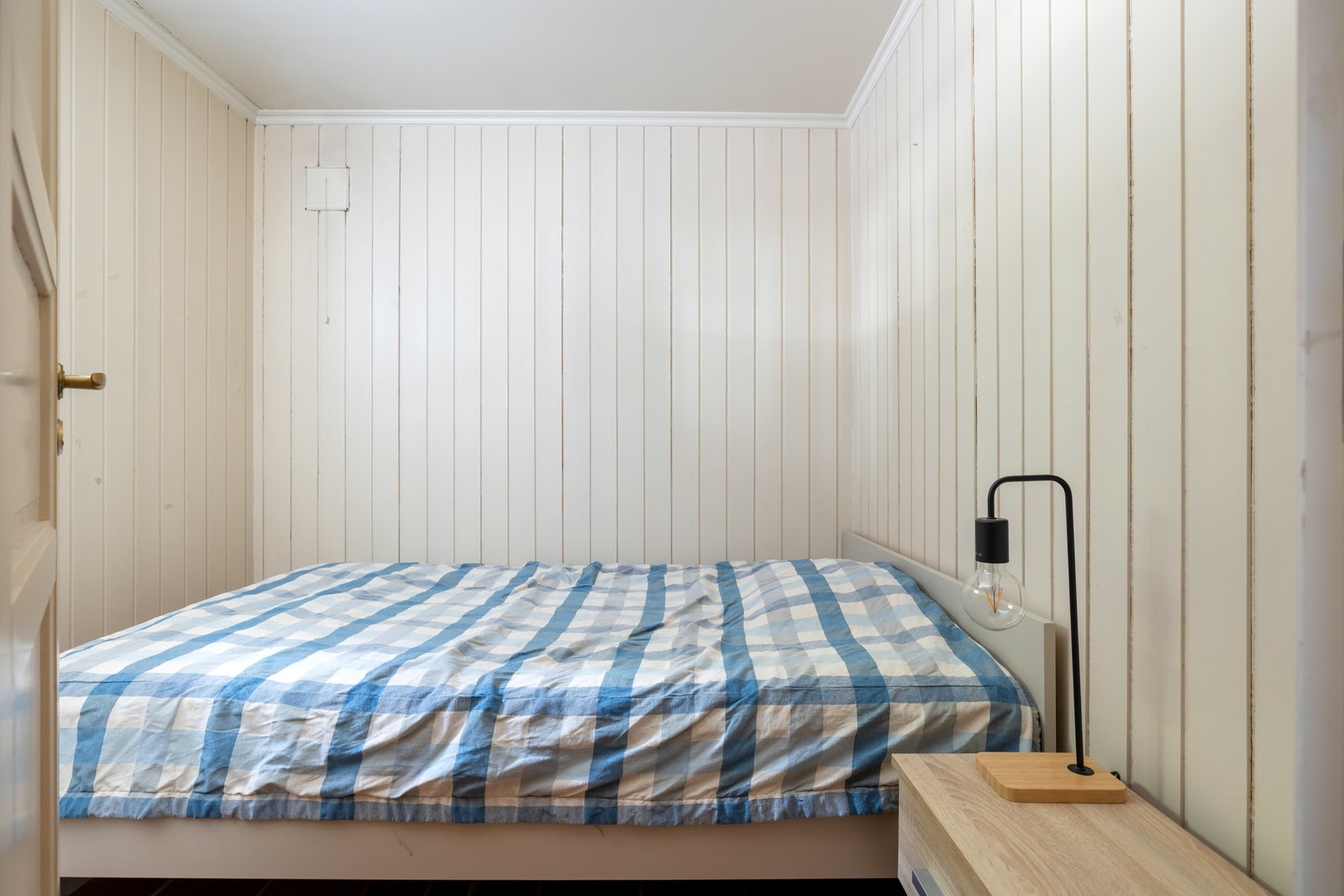 Opprinnelig to boder, slått sammen og innredet med seng. Rommet er ikke godkjent for varig opphold hos plan og bygningsetaten. Eventuell bruksendring må søkes. Galleribilde