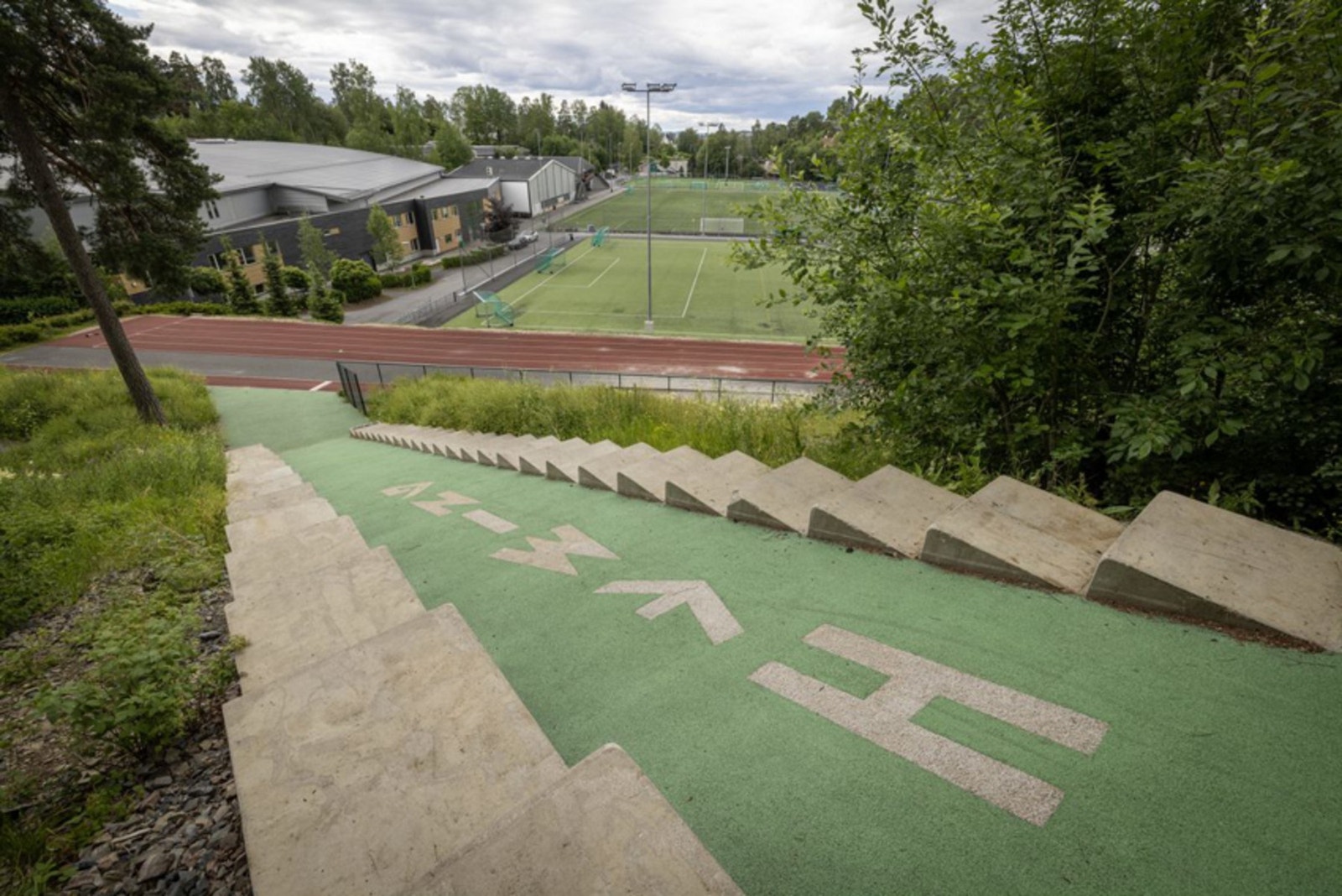 Kort vei til Hemingbanen, med bl.a idrettshall, tennisbaner og fotballbane. Heming IL er en av Oslos største idrettsklubber og har en rekke tilbud for barn og voksne sommer som vinter. Galleribilde