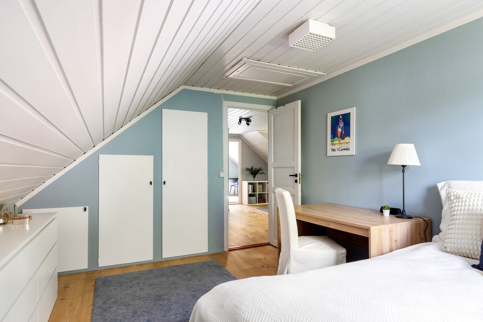 Soverom tre med plassbygget skapløsning. Galleribilde