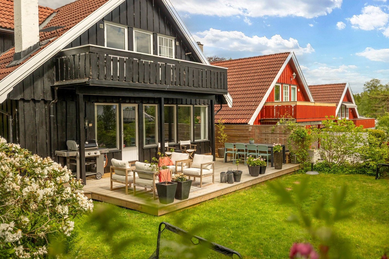 Innholdsrik enebolig over tre plan, med sørvestvendt hage og markterrasse, carport og garasje. Galleribilde