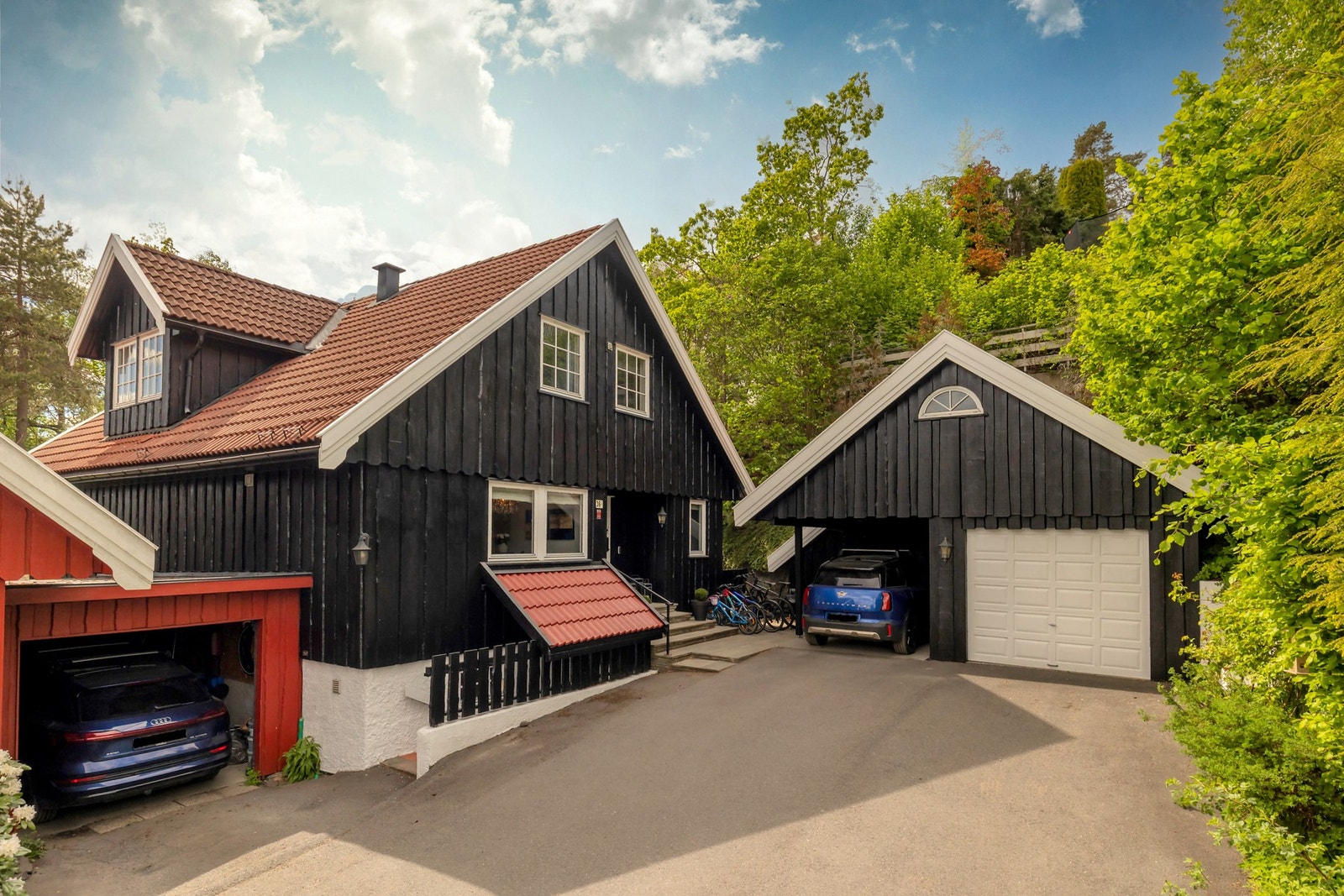 Garasje på 15 kvm bra med el-lader og carport. Overliggende loft på 12 kvm bra. Galleribilde