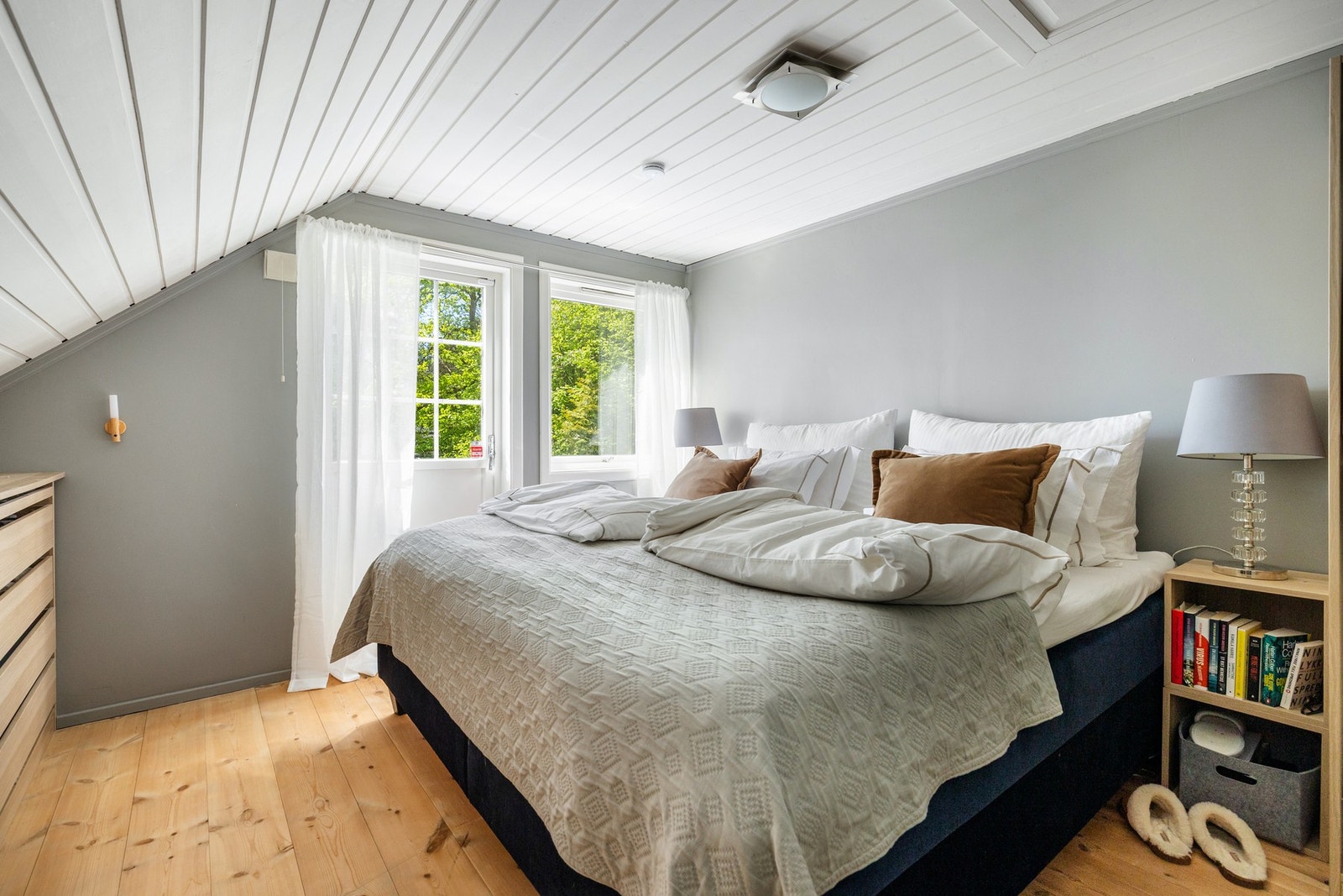 Hovedsoverom med tilgang til sørvestvendt veranda vendt mot hagen. Galleribilde