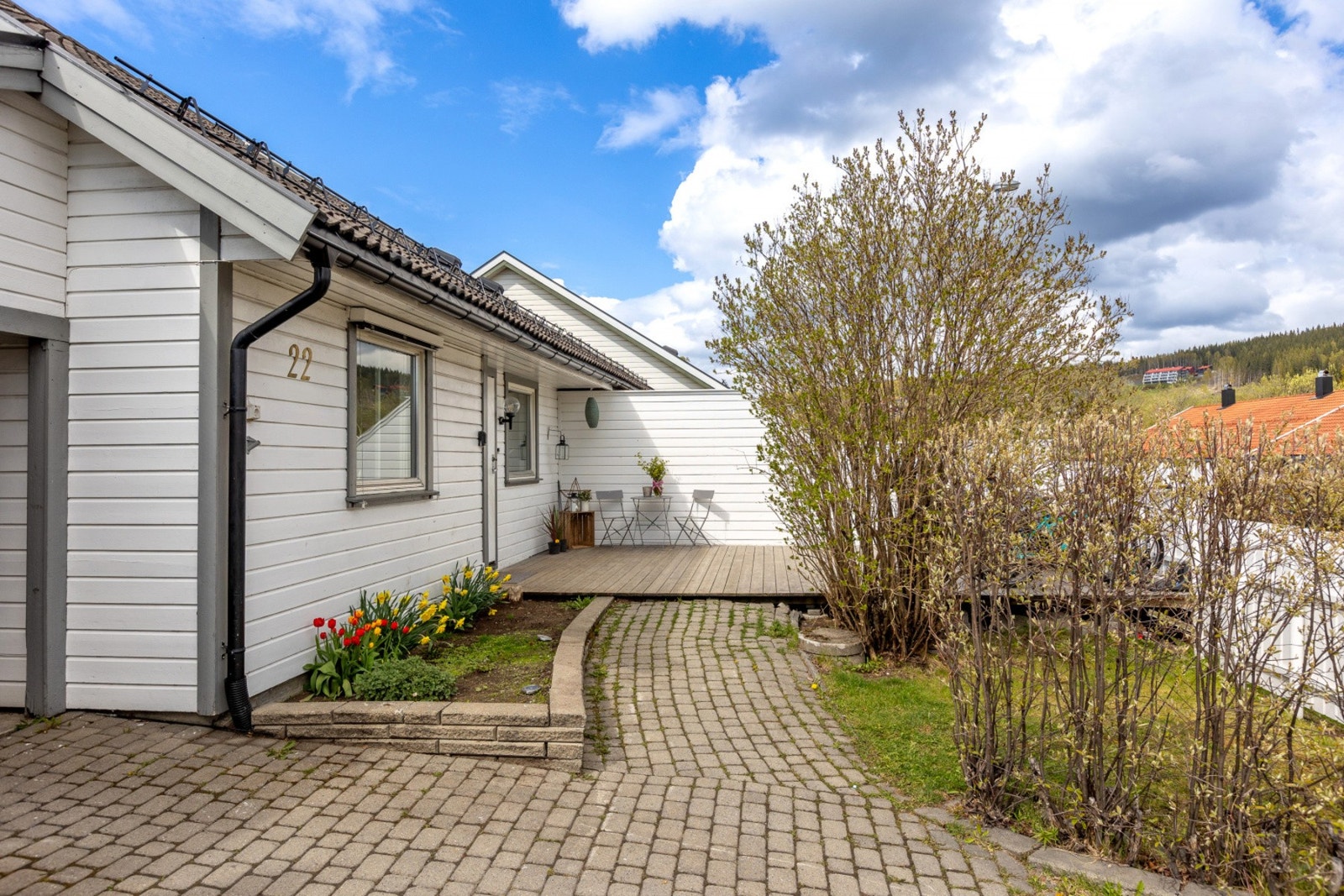 Det er belegningsstein mellom carport og inngangsparti. Galleribilde