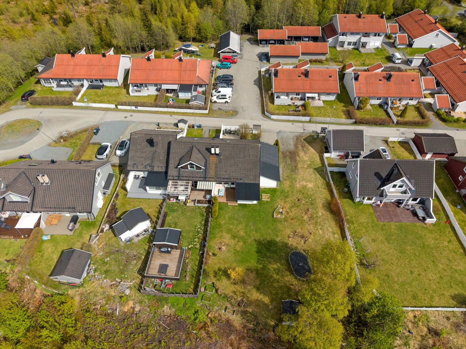 Eiendommen ligger i et svært barnevennlig og attraktivt boligområde på Røyslimoen. Galleribilde