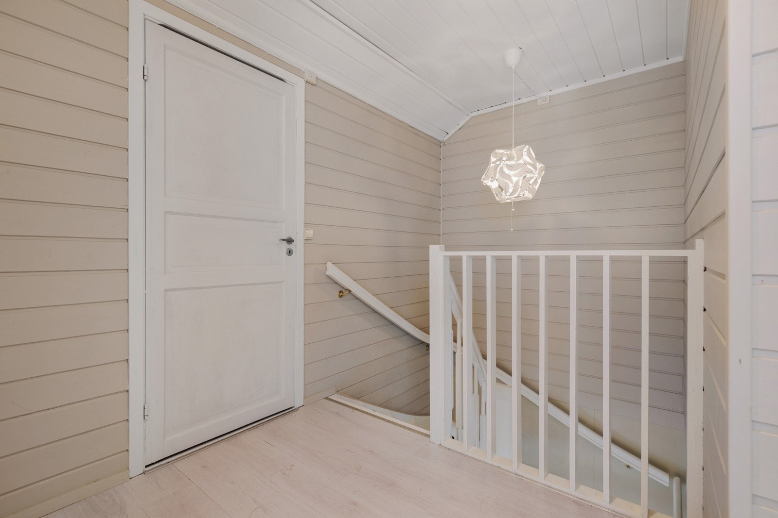 Fra stuen leder en tretrapp opp til 2.etasje. Her møtes man av en lys og trivelig gang med adkomst til rommene. Galleribilde
