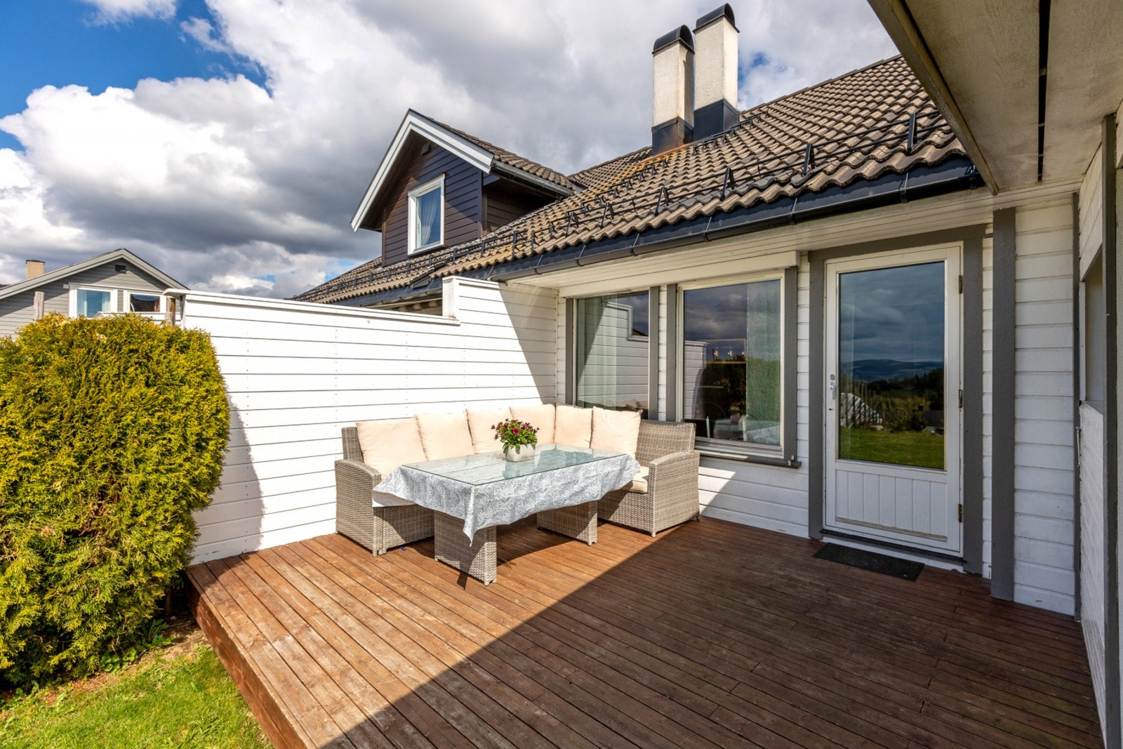 Fra stuen er det utgang til en hyggelig terrasse i tilknytning til hagen med god plass til utemøbler og grill. Galleribilde