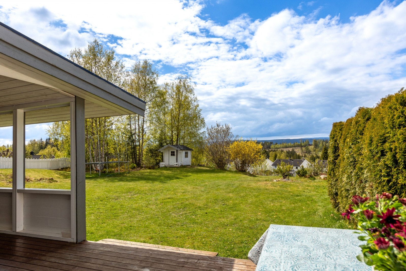 Deler av terrassen har takoverbygg som er praktisk både når solen blir for sterk og når regnet melder sin ankomst. Galleribilde