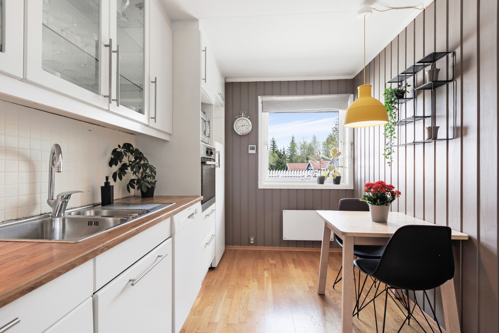 Laminat benkeplate og fliser mellom benk og overskapene. I tillegg er det plass til en hyggelig spiseplass. Galleribilde