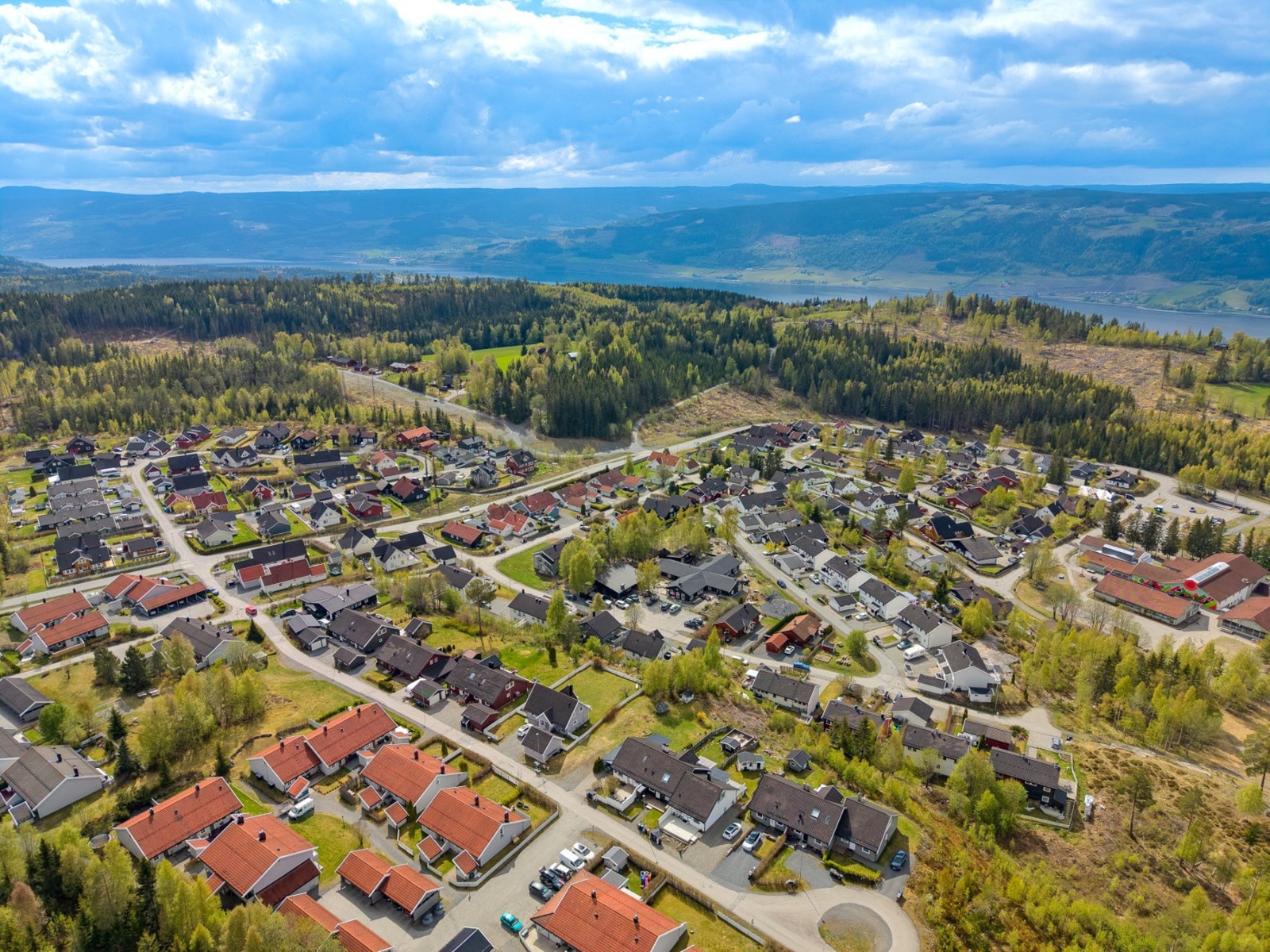 Fra boligen er det kun ca. 5 minutters gange til Røyslimoen Barneskole, og det er også kort vei til Åretta Ungdomsskole. Galleribilde