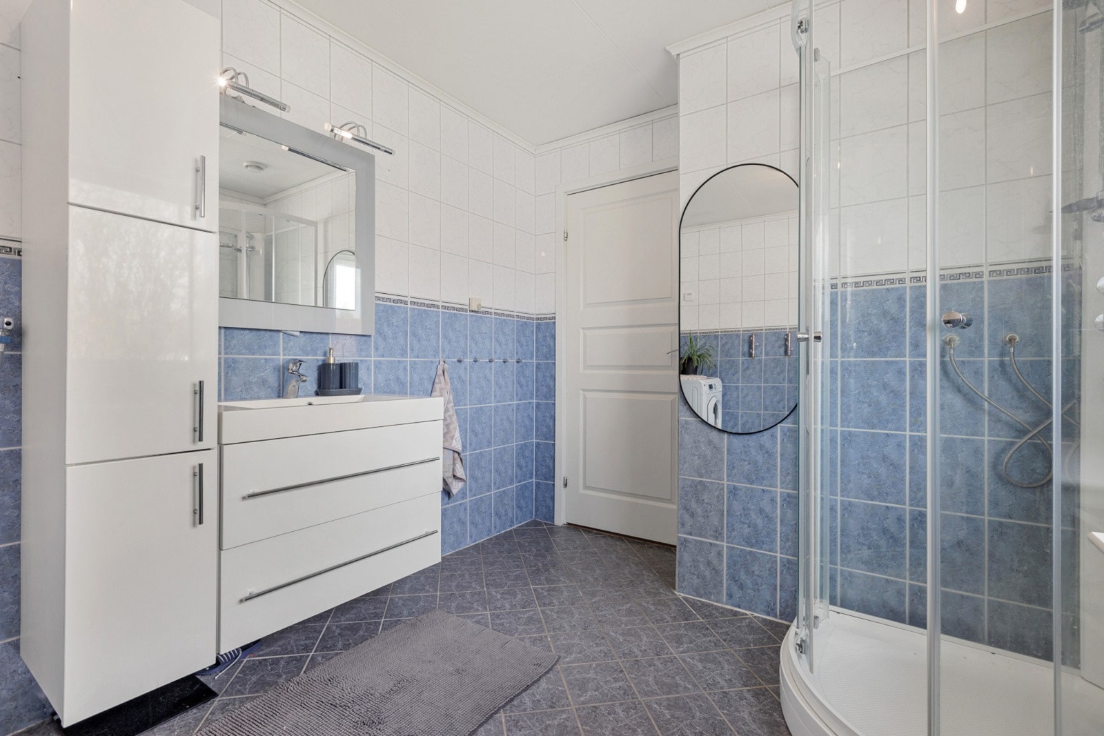 Badet er utstyrt med toalett, dusjkabinett og opplegg for vaskemaskin. Galleribilde