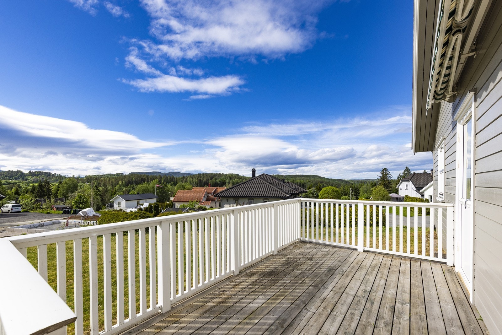 Praktisk rekkehus over ett plan, med romslig terrasse og gode utsiktsforhold. Galleribilde