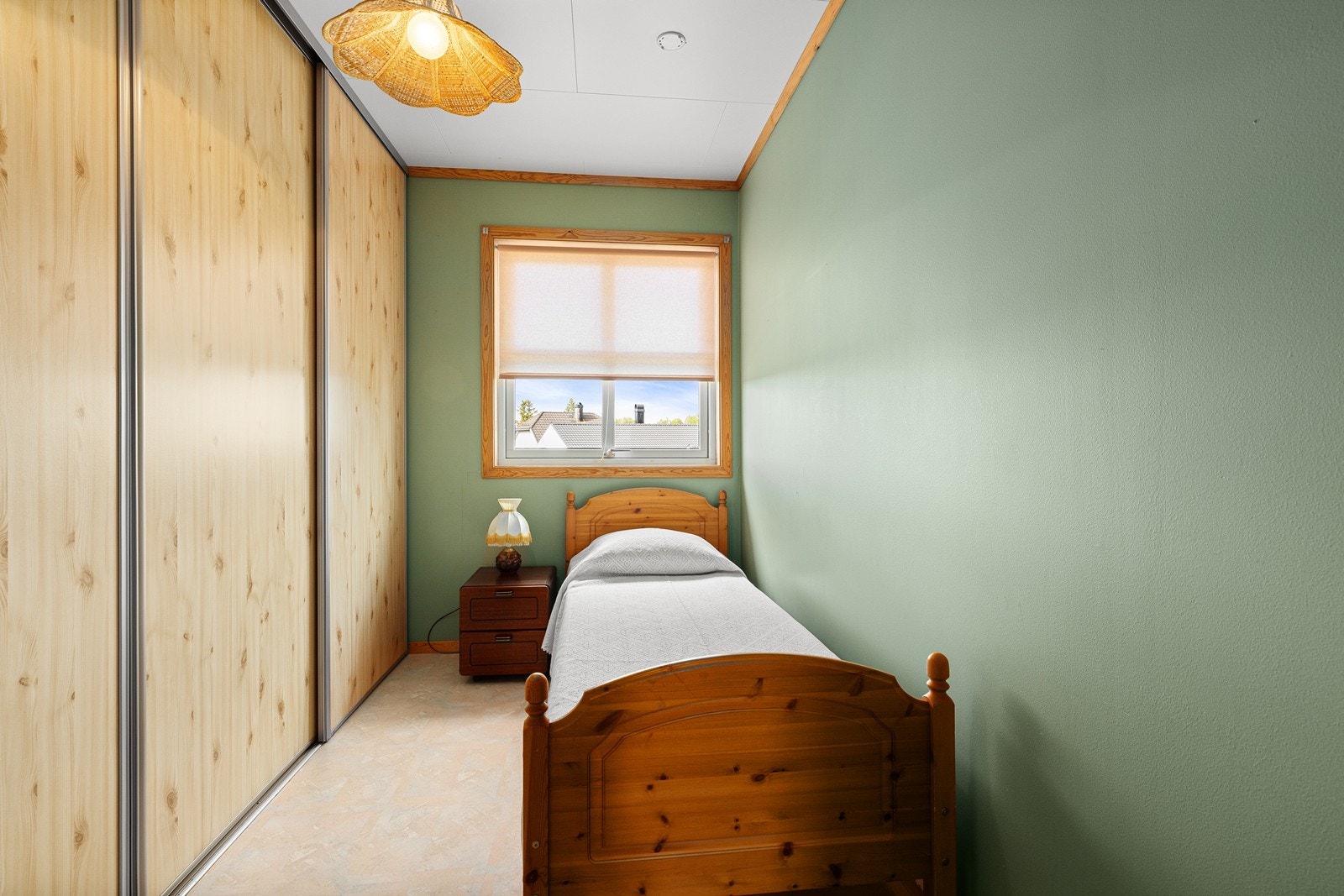 Det ene soverommet er utstyrt med en romslig skyvedørsgarderobe. Galleribilde