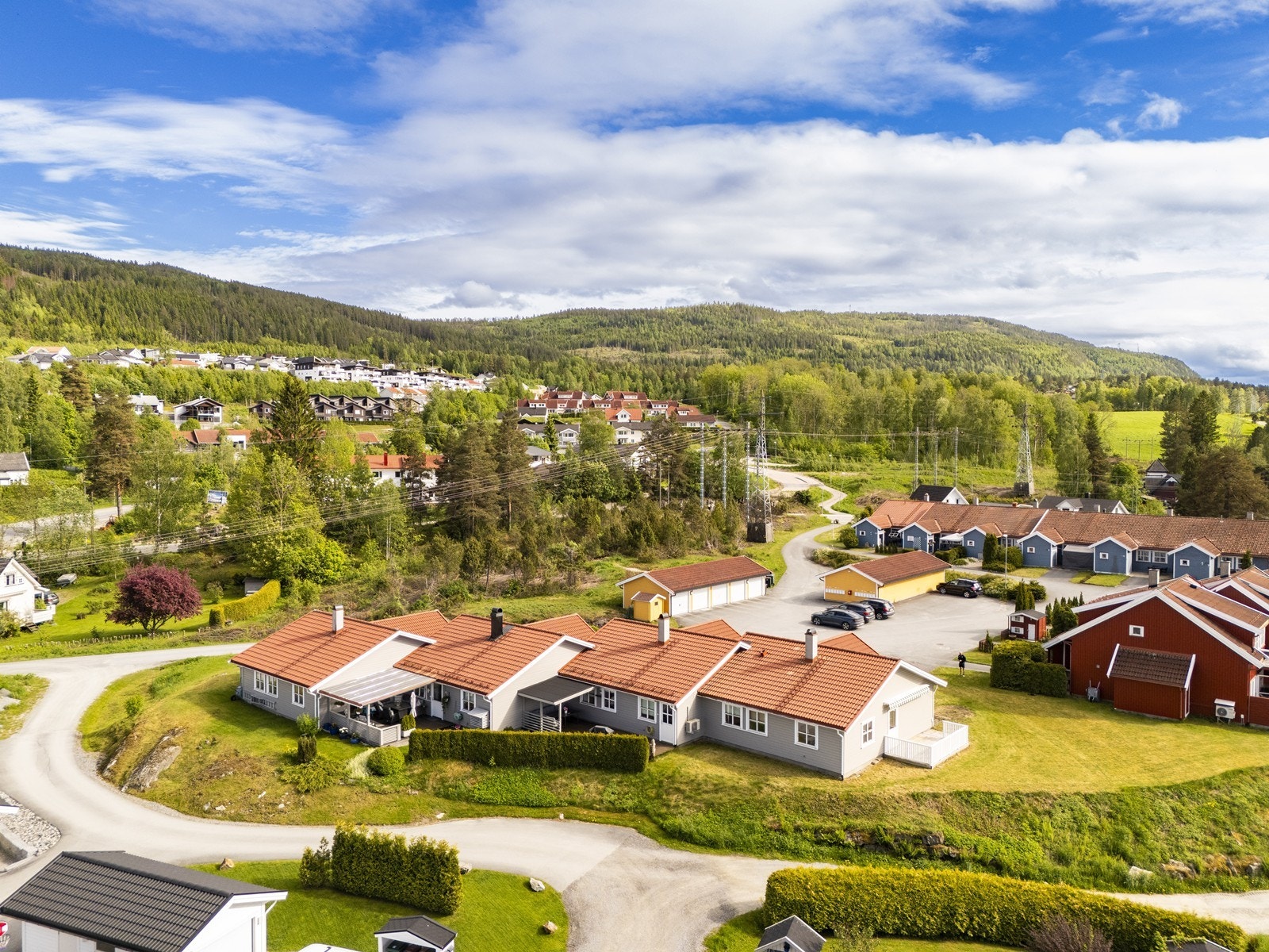 Boligen ligger i et rolig nabolag med kort vei til barnehager og skoler. Galleribilde