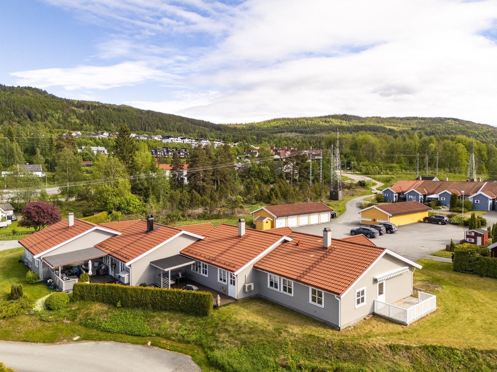 Eiendommen ligger i et etablert og barnevennlig område med nærhet til skog og mark. Galleribilde