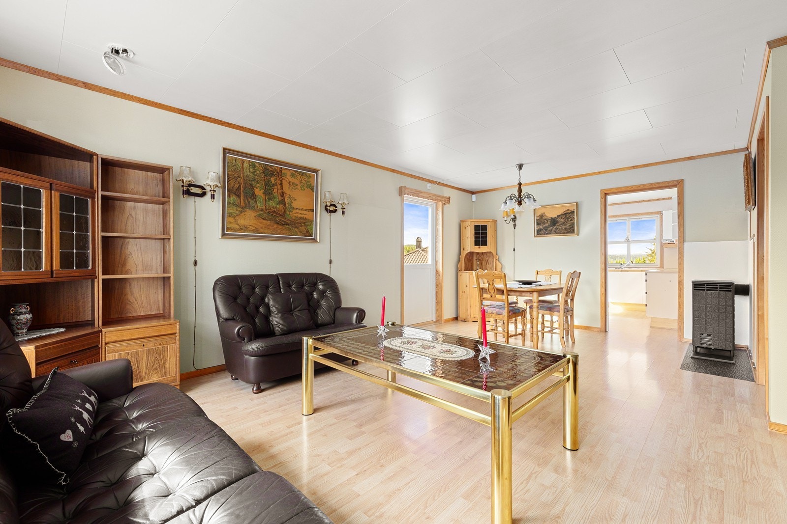 Rommet har god plass til både sofagruppe og spisebord. Galleribilde