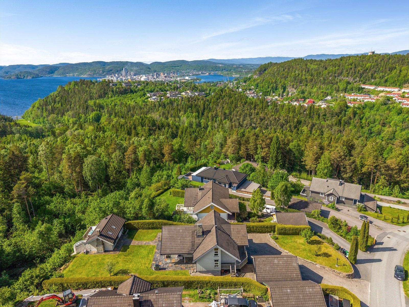 Stort idrettstilbud for store og små på Heistad, hvor Hei IL har et aktivt tilbud innen fotball, håndball, ski og turn. Galleribilde