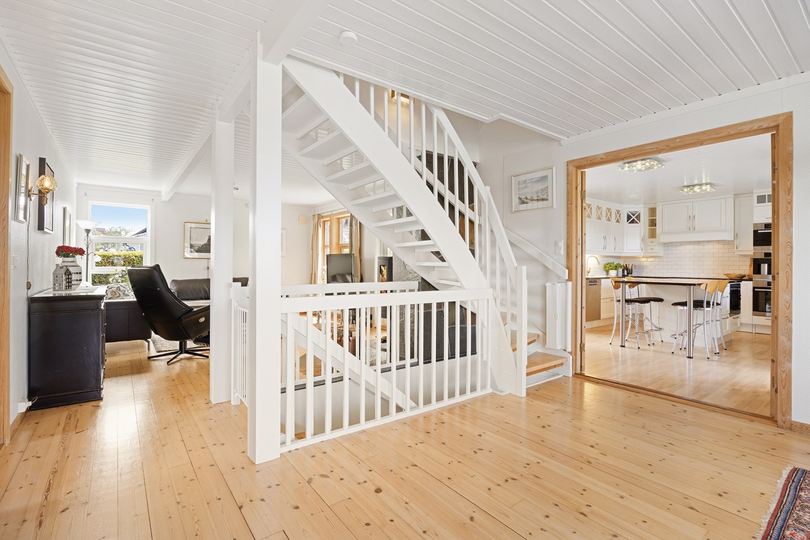 Den malte tretrappen med lakkerte trinn binder etasjene sammen. Galleribilde