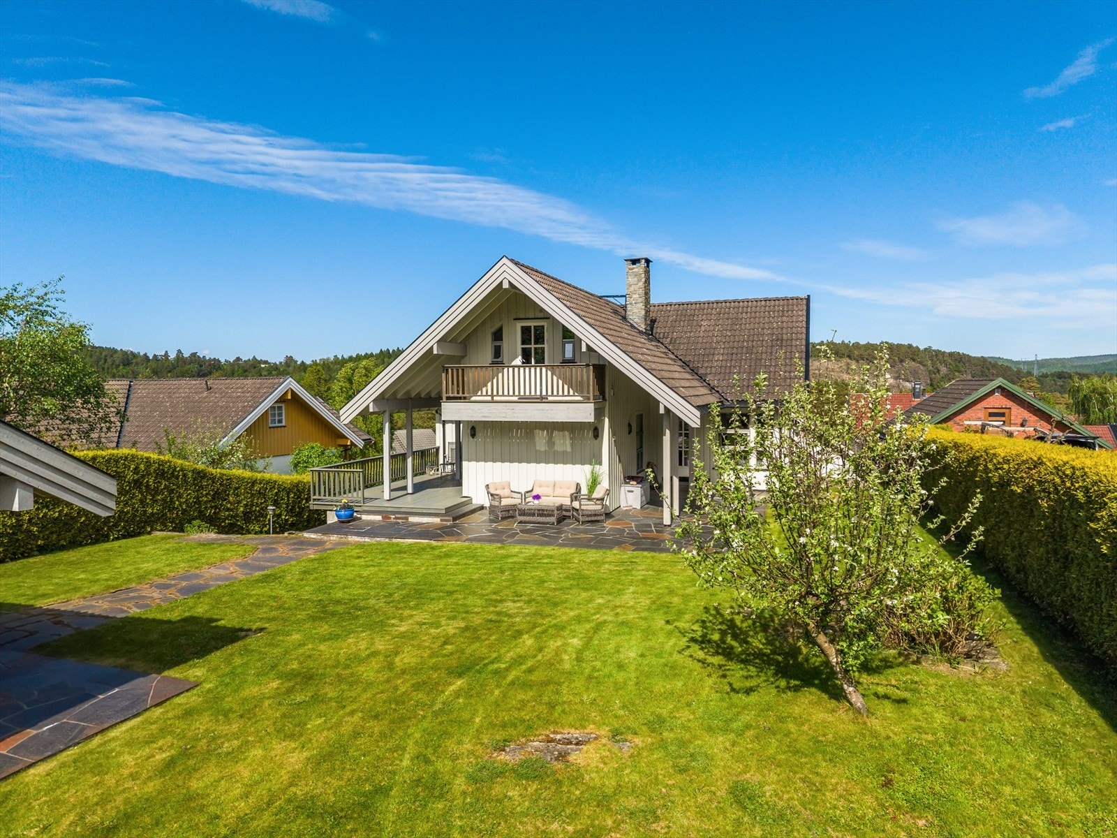 Eneboligen ligger fint til på tomten med en stor, flat gressplen og et usjenert uteområde med grense mot friareal. Sol fra tidlig morgen til sent på kvelden! Galleribilde