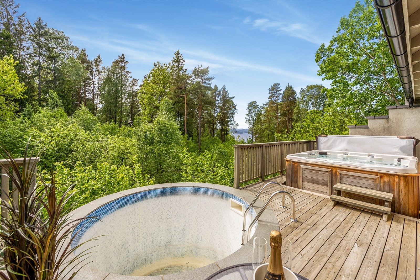 Verandaen er på ca. 25 m² En usjenert og privat utesone med utsikt til skog og sjø. En herlig plass for avkobling. Galleribilde