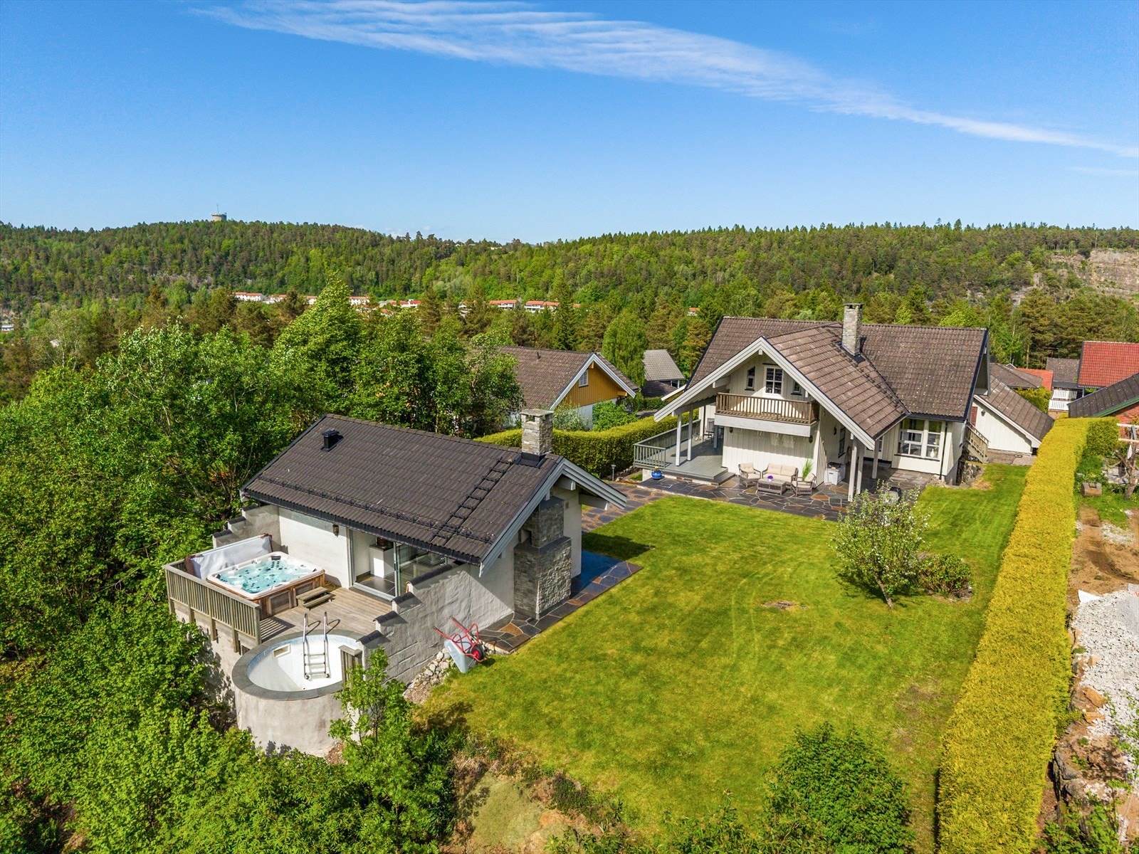 Familieidyll på attraktive Brattås! Solrikt, rolig og høyt beliggende eiendom med fantastiske solforhold, stor skjermet hage og separat hagestue med Jacuzzi, hybelkjøkken, badstue og dusjrom! Galleribilde